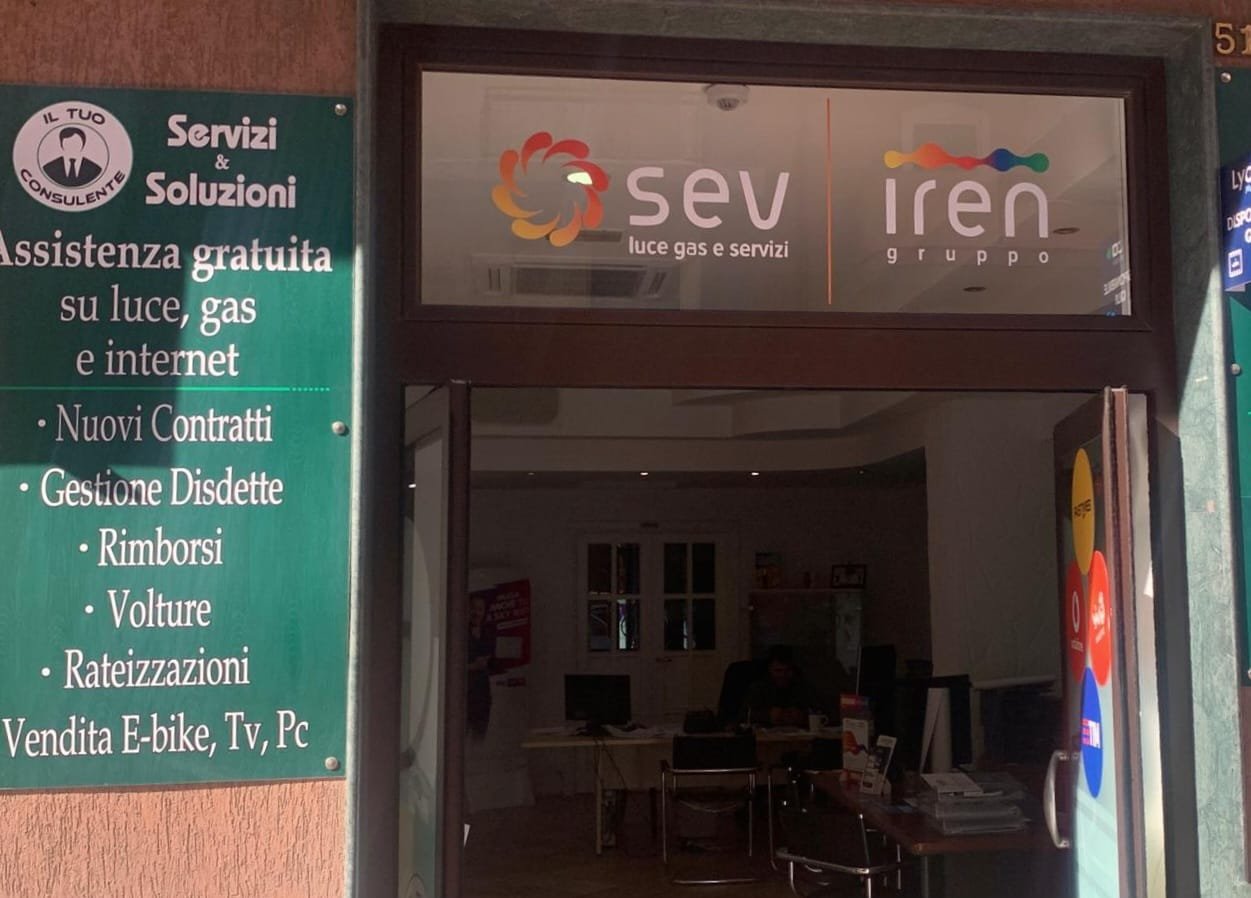 Ingresso dello sportello Il Tuo Consulente con l'insegna dei servizi su luce e gas