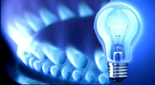 Fiamma di un fornello a gas e lampadina accesa, le due forniture domestiche